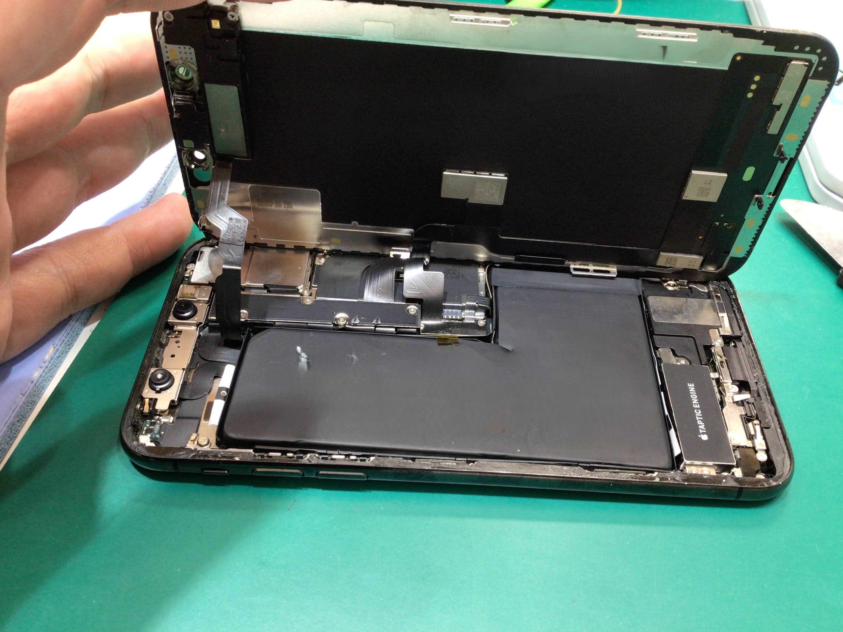 iPhoneXSのバッテリー交換は、データそのまま・即日修理のスマホ修理工房　町田モディ店へ！